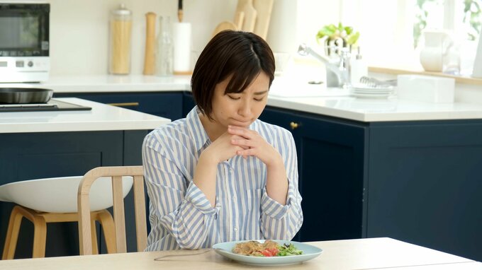 食事に悩む女性