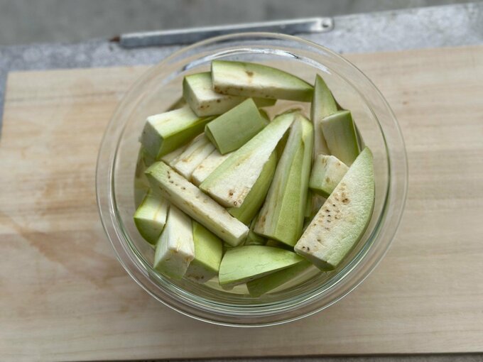 ナスを水にさらす