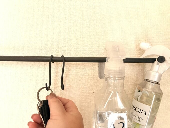鍵をフックにかけている様子