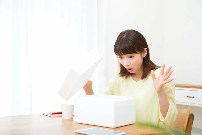 箱をみて驚く女性