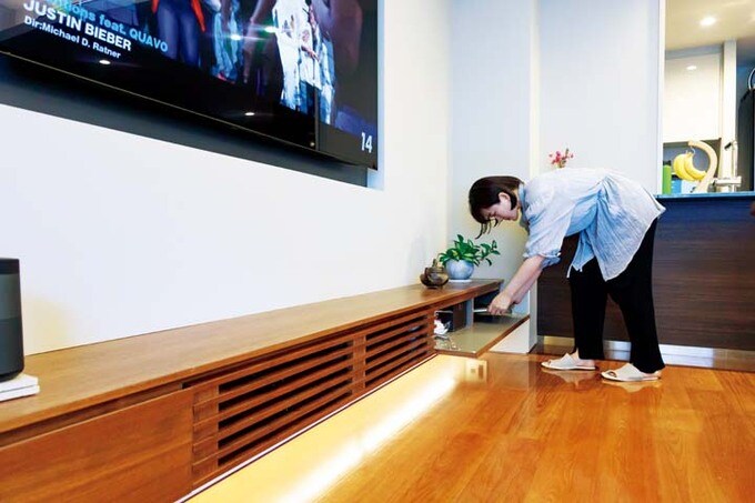 CDやリモコン類などを収納したテレビボード