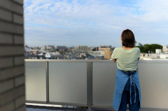 ベランダでたたずむ女性