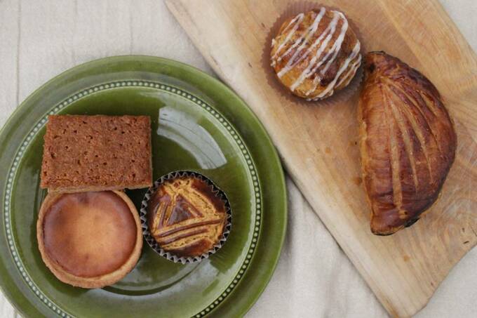 お皿にお菓子など