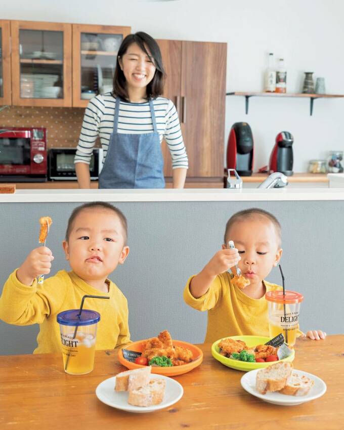 双子の男の子の食事の様子