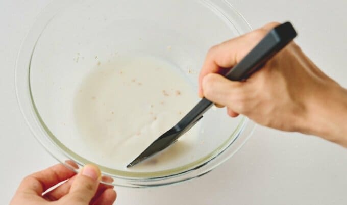 ゴムベラで混ぜる