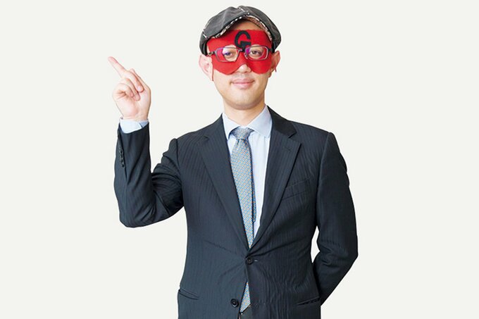 指さしポーズのゲッターズ飯田さん