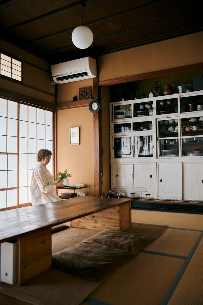 居間で座る一田さん