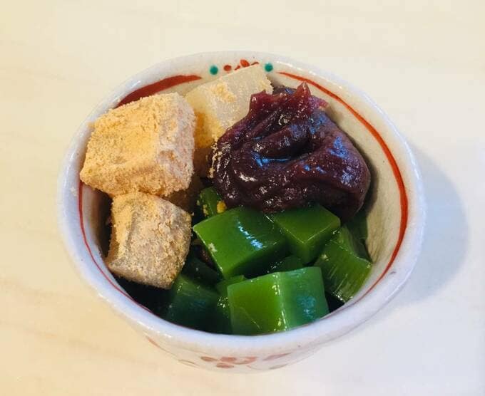 市販のあんみつに乗せ、豪華に