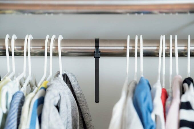 ポールに黒い結束バンドをつけて区切っている様子