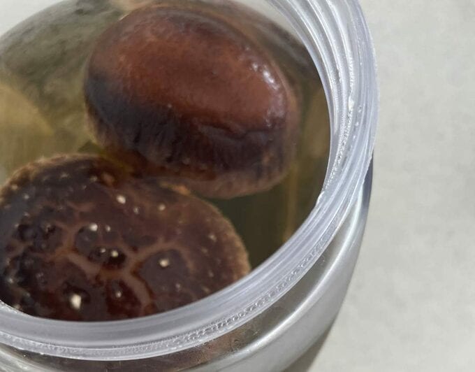 ビンにシイタケと昆布
