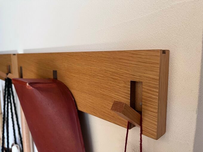 「壁に付けられる家具３連ハンガー」（3490円）