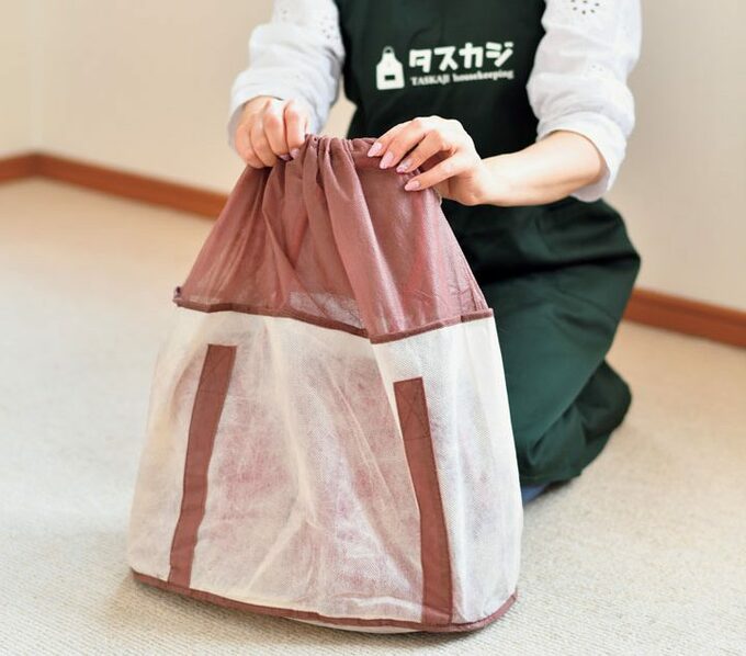 バッグを不織布カバーに入れた様子