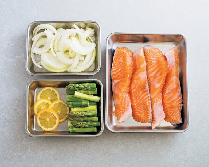 サーモン、タマネギ、アスパラレモン