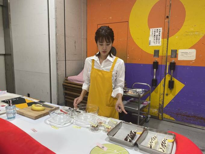 お料理の前に女性