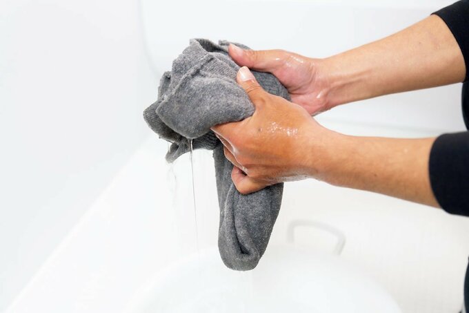 水分を含んだ衣類を持つ