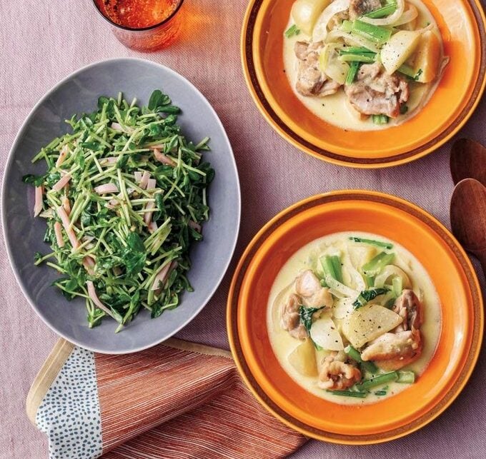 鶏肉とカブのクリーム煮と豆苗とハムのサラダ