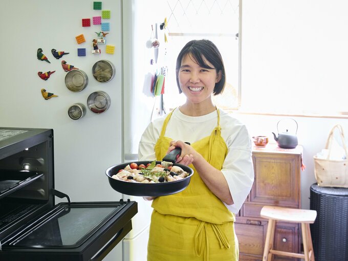フライパンをもつ志麻さん