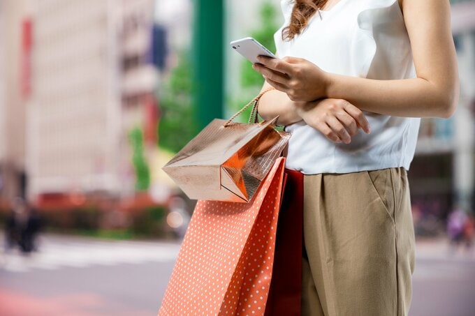 紙袋を持つ女性
