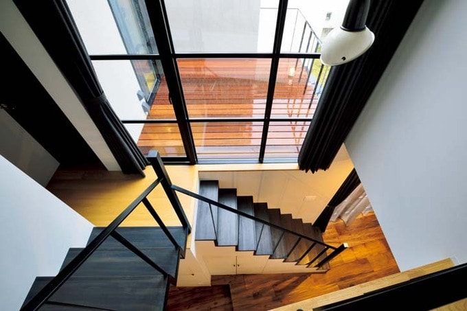 階段からデッキテラスを見下ろしたところ