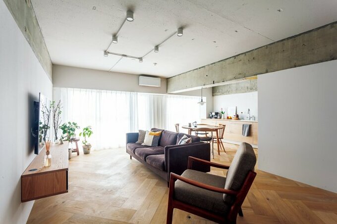 天井を躯体現しにして開放感を出したリビング