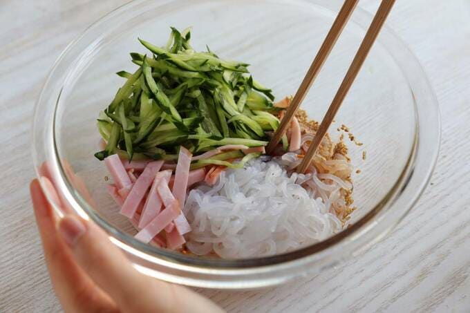 ボウルにしらたきとキュウリとハム