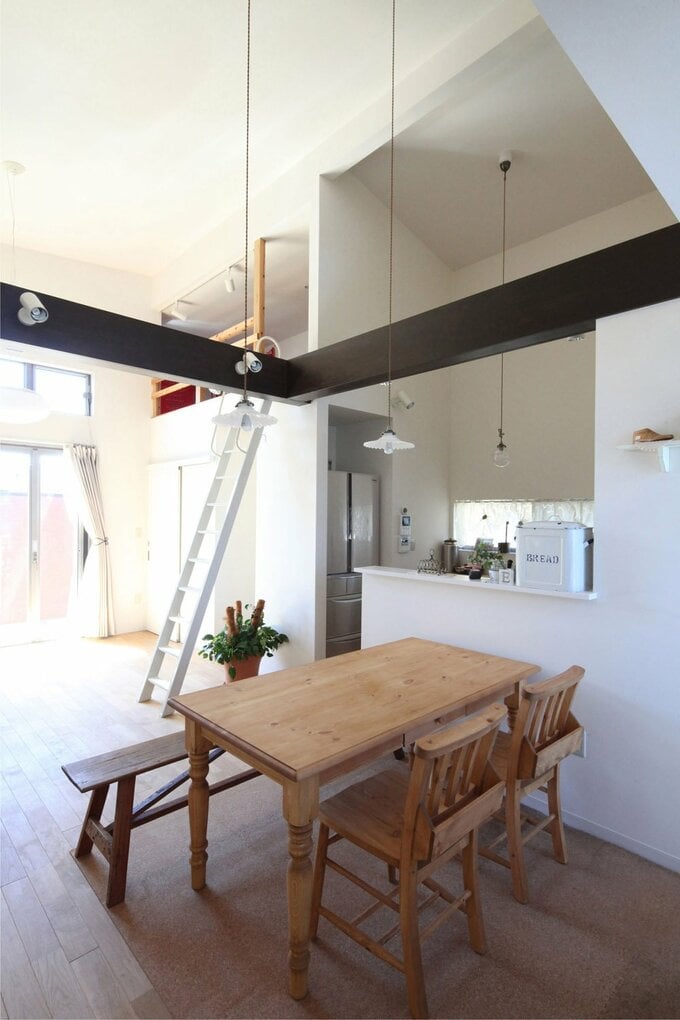 20畳のLDKからアクセスする屋根裏部屋