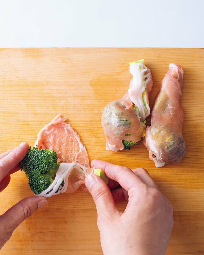 ブロッコリーをお肉で巻く