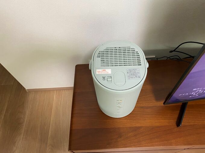 テレビ台の上にある加湿器