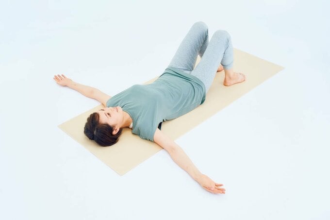 仰向け両膝たてる