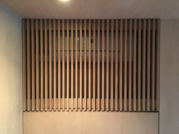 エアコンを格子の奥に隠している