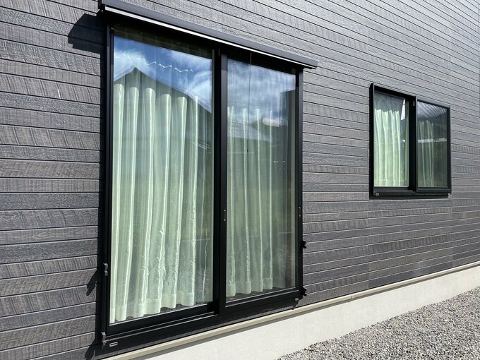 庭から見たリビングの窓