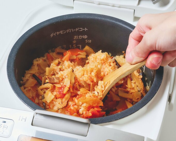 トマト釜めしを作っているところ