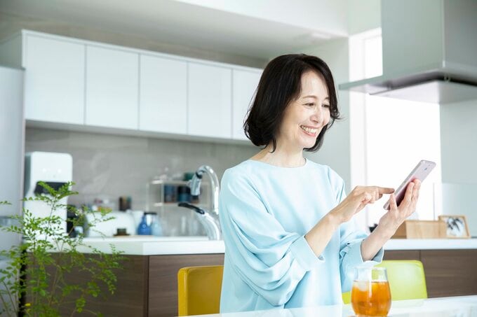 スマホを使う女性