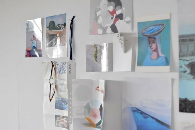 壁に写真やメガネなど