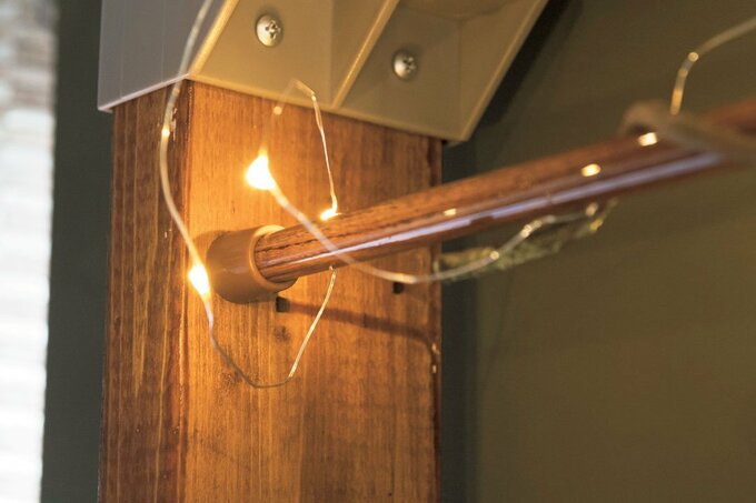 細い木目タイプのつっぱり棒を設置した様子