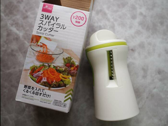 ダイソー220円の「3WAYスパイラルカッター」。野菜を美しくカット