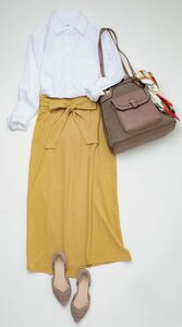 カラースカートを合わせればエレガントに着こなせます