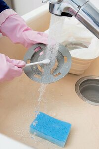 排水口の部品の汚れを古歯ブラシで落とす