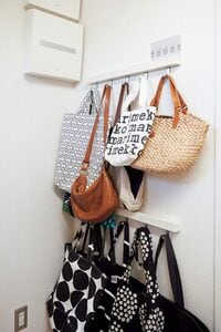 5連フックを壁の上下に取りつけ大容量のバッグかけに