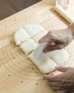 包丁などで横2×縦4に8分割する。