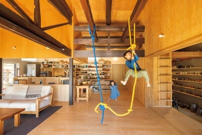 のびのび、楽しい。茅葺屋根の古民家を「高い天井＆50畳の大空間」にリノベ