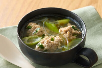 余ったギョーザの肉ダネでつくる、具だくさん「中華スープ」レシピ。1つの鍋で完成、洗い物は最小限！