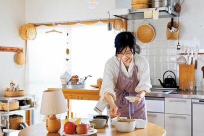 家がキレイな人の「料理と片付けがラクになる」キッチン収納術4つ。出しっぱなしOK、生活感は隠さない