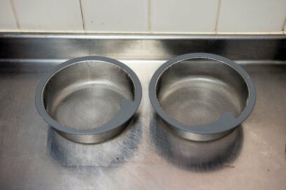 排水口のバスケット2個にすると掃除が劇的にラクになる!!プロのキッチン時短アイデア3選