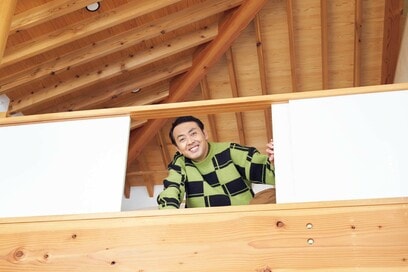 アンガールズ田中のお宅訪問「広くて、天井高っか！」。敷地20坪弱、建築家＆大工の夫婦が建てた家