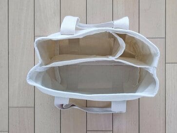 水筒や日傘、夏の荷物がすっぽり入る、330円のダイソー「トートバッグ」。仕きりがあって荷物がごちゃつかない