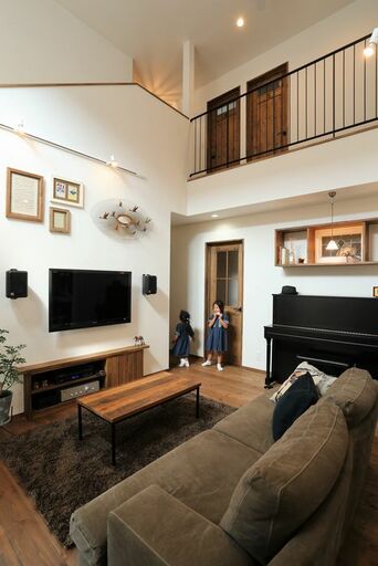 テレビ下の収納は壁に埋め込み式