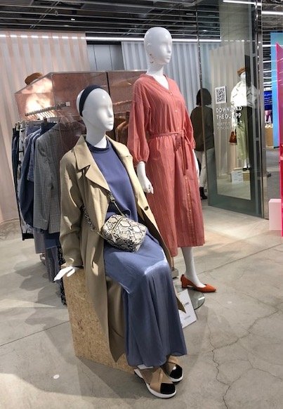 座っているマネキンと立っているマネキン