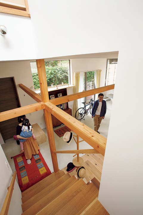 むき出しの柱や梁がアクセントになっている階段室