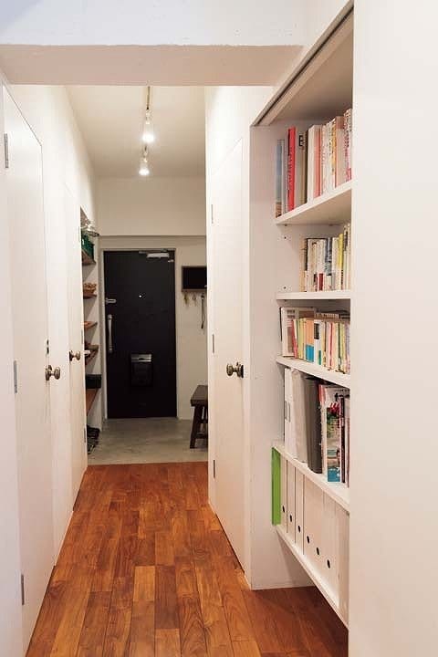 廊下の引き戸を開けると出現する本棚